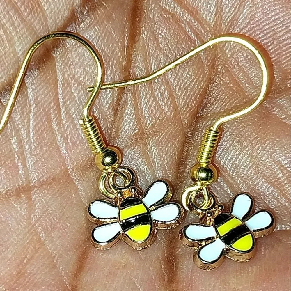 Super cute mini bumble bee earrings for kids and women - Picture 2 of 5